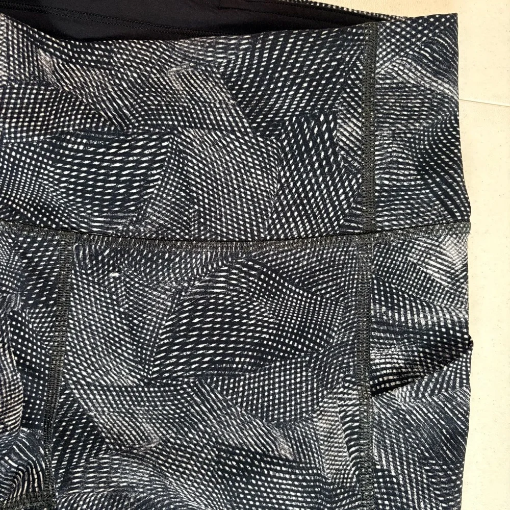 Lululemon Wunder Under Crop 8 Full On Luxtreme Black White Camo Yoga Pant - Picture 10 of 13